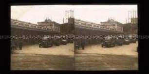Autos vor dem Bahnhofsgebäude, Monte Carlo