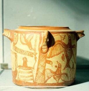 Pyxis aus Kalami Apokornou, Grab 1 : Chaniá. Archäologisches Museum. Pyxis mit Musikant, Vögel, Doppeläxte und Kulthörner, 1. Hälfte 13. Jh. v. Chr. Fundort: Kalami Apokoronou bei Aptera