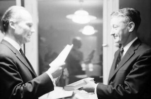 Freiburg: Amerikahaus, Übergabe der Bibliothek, Oberbürgermeister Dr. Keidel, Mr. Caroll