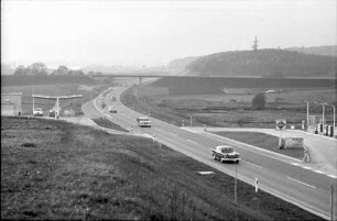 Allensbach: Umgehungsstraße von der Brücke nach Norden mit Kolonne