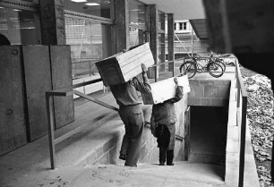 Umzug der Badischen Landesbibliothek in ihren Neubau am Nymphengarten mit der Speditionsfirma Simon Hegele.