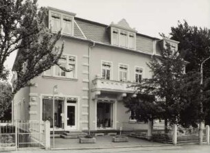 Wohnhaus mit Laden