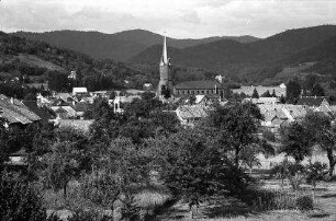 Giromagny: Dorf, mit Elsässer Belchen