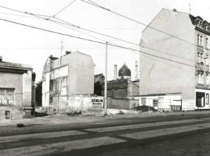 Dresden-Friedrichstadt, Friedrichstraße 22 und 20. Wohnhaus. Blick über die Straße zur Kuppel der ehemaligen Zigarettenfabrik "Yenidze"