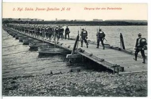Übergang über eine Pontonbrücke