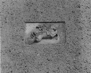 Relief am Wohnhaus Heinrich-Heine-Straße 19 in Großenhain : Relief eines hornblasenden Reiters (bezeichnet 1512). Großenhain, Wohnhaus Heinrich-Heine-Straße 19