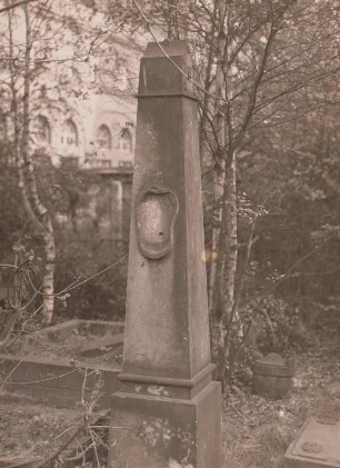 Dresden, Eliasfriedhof. Grabmal einer/s Unbekannten. Obelisk