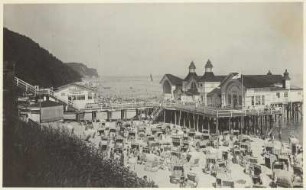Sellin, Seebrücke und westlicher Strand mit Urlaubern