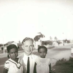 Reisefotos. Der Fotograf Franz Grasser mit zwei einheimischen Mädchen (vielleicht auf Haiti)