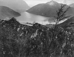 See im Tal : Blick in ein Bergtal mit einem großen See