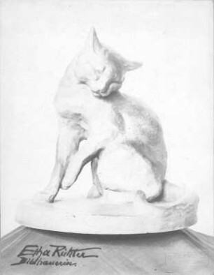 Schuldbewußte Katze. Bronze; 56 x 42 cm (vor 1945; E. Richter). Dresden-Südvorstadt, Eisenstuckstraße, Atelier der Künstlerin