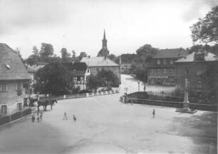 Berggießhübel (Bad Gottleuba-Berggießhübel). Markt mit Postmeilensäule. Blick über die Gottleuba mit Straßenbrücke zur Pfarrkirche (1875/1876; H. Altendorff)