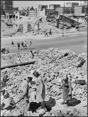 Hamburg-Winterhude. Die Nachkriegshelden - Trümmerfrauen und -männer bei der Arbeit. Sie bergen Ziegel an der Fuhlsbüttler Straße. Aufgenommen 1947