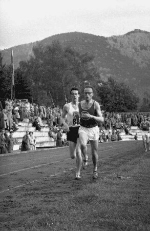 Freiburg: Gordon Pirie (1) und Peter Pirie (88) im 3000-m-Lauf