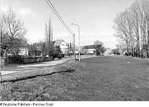 Dorfstraße mit Gehöften