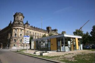 Dresden-Altstadt. Pirnaischer Platz. Polizeipräsidium und Informationspavillon der Gesellschaft historischer Neumarkt Dresden e. V.