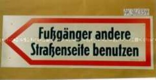 Schild: "Fußgänger andere Straßenseite benutzen"