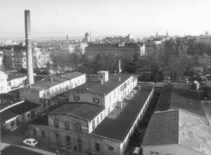 Dresden-Friedrichstadt, Friedrichstraße 48. Krankenhaus Dresden-Friedrichstadt Städtisches Klinikum. Blick vom Neuen Schwesternwohnheim über das Krankenhausgelände mit Wirtschaftsgebäuden, ehem. Marcolini- Palais, Park und HNO-Klinik