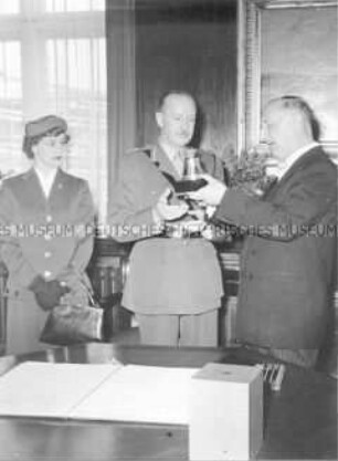 Verabschiedung des britische Stadtkommandanten Generalmajor Oliver