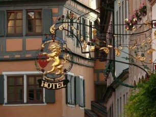 Hotelzeichen im historischen Zentrum am Weißen Turm