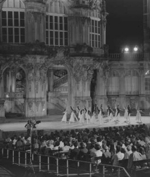 Dresden. Zwinger, Ballettaufführung vor dem Wallpavillon