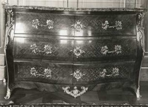 Kommode : Kommode. Holz, furniert (um 1750). Moritzburg, Schloss