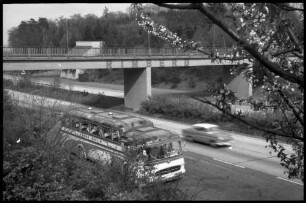 Rimberg: Autobahn Richtung Norden, Blick vom Rasthaus, mit Bus