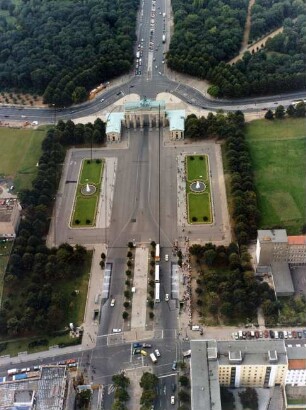 Pariser Platz und Brandenburger Tor in Berlin : Blickrichtung Westen