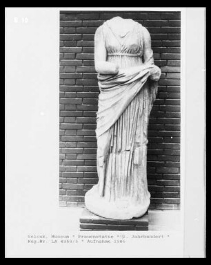 Weibliche Gewandstatue