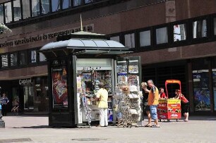 Budapest - Zeitungskiosk : Ein Zeitungskiosk steht am Vörösmarty Platz. Aufgenommen in der City von Budapest am 13. Juni 2011