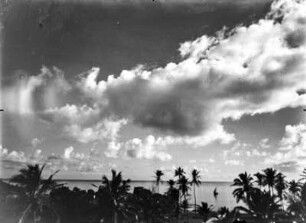 Wolkenstruktur über einer Küste : Blick auf die Wolkenstruktur über einer Küste, vermutlich in Daressalam