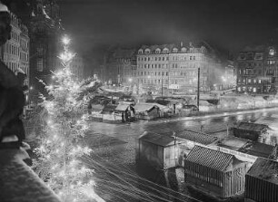 Dresden. Neumarkt mit Weihnachtsmarkt (Striezelmarkt, Blick von der Treppe des Johanneums im Winter bei Nacht)