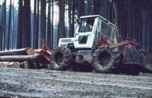 Fotografie: Forsttechnik, Transport, Seilwinde, Systemtraktor