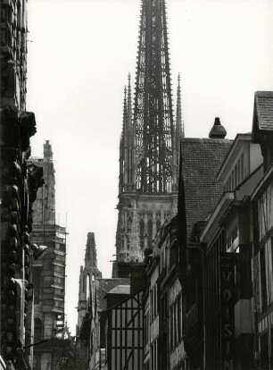 Detail der Rue de la Grosse-Horloge mit dem Turm der Kathedrale, Rouen