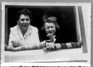 Etha Richter mit einer Frau, aus einem Fenster schauend
