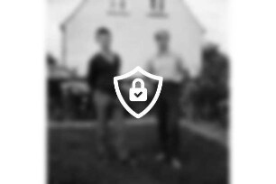 Meisenweg: Garten: Sohn [Name maskiert] mit Freund: dahinter Wohnhaus