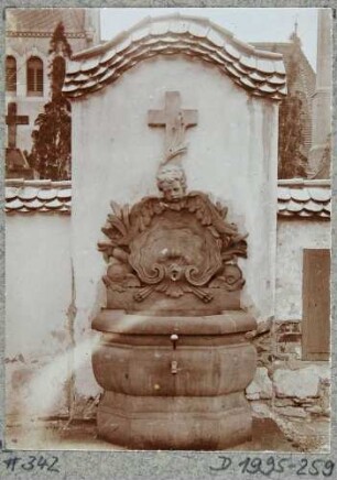 Der Neue Brunnen auf dem inneren Friedhof in Plauen bei Dresden