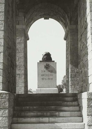 Ehrenmahl für die Gefallenen des Deutsch-Französischen Krieges und des 1. Weltkrieges : Furth im Wald. Ehrenmahl für die Gefallenen des Deutsch-Französischen Krieges und des 1. Weltkrieges. Blick durch die Torhalle