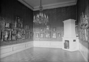 Gelber Salon : Dresden, Residenzschloss, Westflügel, Gelber Salon, als Pastellkabinett bezeichneter Ausstellungsraum während der Jubiläums-Ausstellung "August der Starke und seine Zeit". Pastellporträts von Persönlichkeiten des 18. Jh., meist von Rosalba Carriera (Leihgaben der Staatlichen Gemäldegalerie)