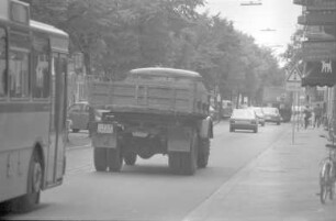 Autoverkehr in der Kriegsstraße