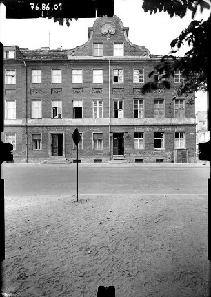Potsdam, Am Bassin 7. Wohnhaus mit Gaststätte "Am Bassinplatz" (1776; K. P. C. von Gontard). Straßenfront