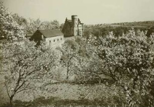 Dresden-Dölzschen, Blick zur Begerburg mit blühenden Obstbäumen