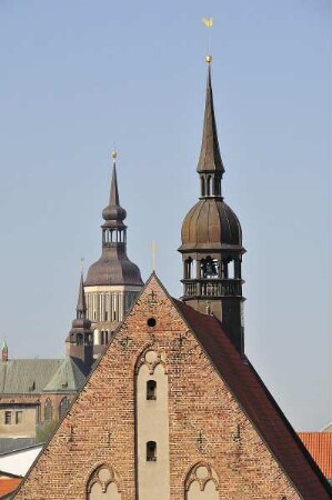 Stralsund - Türme : Vorne der Giebel des Heilgeistklosters, darinter Turm von St. Marien. Aufgenommen am 21. April 2011 in Stralsund