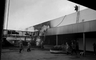 Großbrand beim Karlsruher Wertkauf-Center durch Explosion einer Propangasflasche.