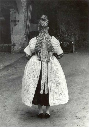 Brautjungfer aus Bluno : Kleidung - Hoyerswerdaer Tracht. Ort: Bluń / Bluno. Brautjungfer (družka)