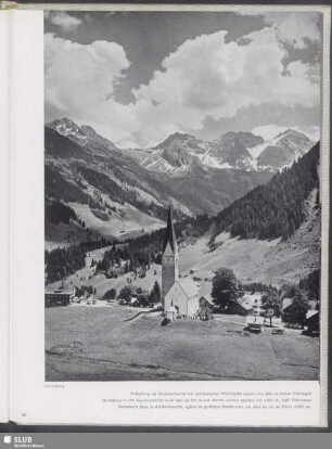 Mittelberg im Kleinwalsertal mit spätgotischer Pfarrkirche gegen den 2065 m hohen Fiderepaß