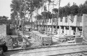 Bau von Einfamilien-Reihenhäusern im neuen Stadtteil Waldstadt durch die Gemeinnützige Wohnungsbaugesellschaft AG.