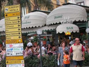 Sorrento - Hinweisschilder : Aufgenommen im Juli 2004 an der italienischen Amalfiküste in Sorrento