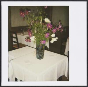 Blumenvase in Hotel Du Midi in Lamastre
