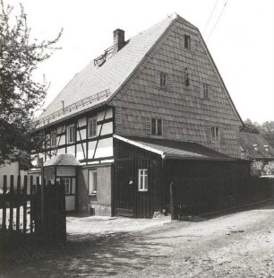St. Egidien, Lessingweg 13. Wohnstallhaus (M. 19. Jh.). Giebelseite mit Anbau